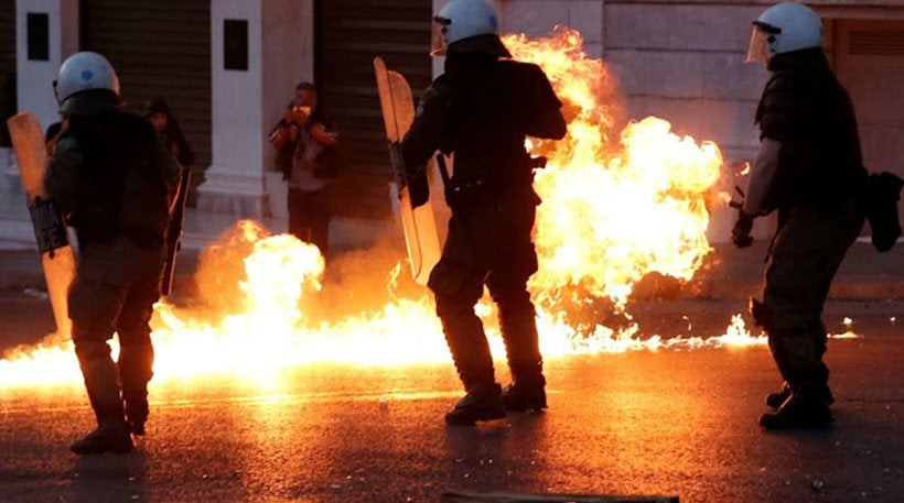 Νέα νύχτα επεισοδίων στα Εξάρχεια: Μολότοφ και πέτρες εναντίον αστυνομικών